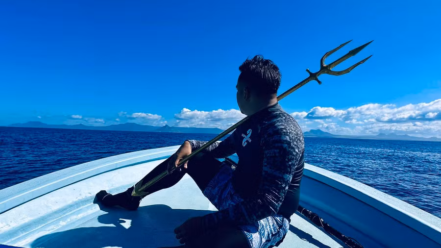 Trần Thanh Tâm trên tàu ra vùng biển có thể lặn ngắm cá voi lưng gù Trần Thanh Tâm trên tàu ra vùng biển có thể lặn ngắm cá voi lưng gù. Ảnh: NVCC