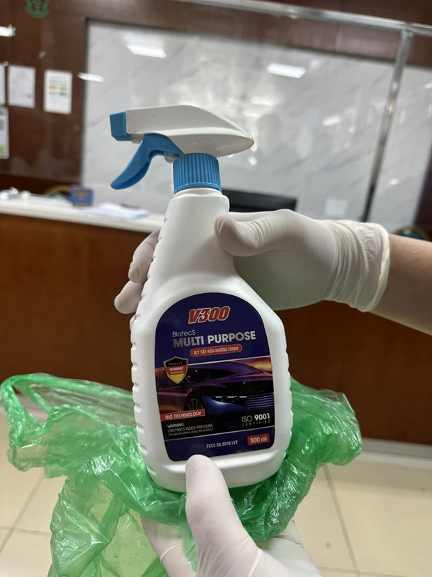 Sản phẩm nước lau rửa kính được bệnh nhân đặt mua trên mạng. (Ảnh: T.G/Vietnam+) Sản phẩm nước lau rửa kính được bệnh nhân đặt mua trên mạng. (Ảnh: T.G/Vietnam+)