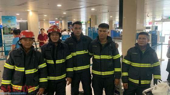 5 cán bộ chiến sĩ thuộc Phòng Cảnh sát PCCC-CNCH (PC07), Công an TPHCM.