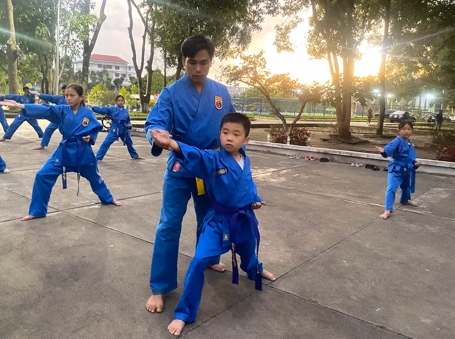 Huấn luyện viên cao cấp Nguyễn Văn Hoàng (CLB Vovinam-Việt Võ Đạo An Khê) hướng dẫn kỹ thuật tập võ cho môn sinh. Ảnh: N.M Huấn luyện viên cao cấp Nguyễn Văn Hoàng (CLB Vovinam-Việt Võ Đạo An Khê) hướng dẫn kỹ thuật tập võ cho môn sinh. Ảnh: N.M