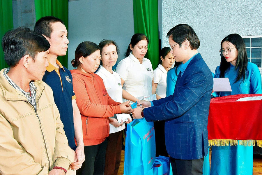 Chủ tịch Liên đoàn Lao động tỉnh Nguyễn Hoàng Phong tặng quà công nhân có hoàn cảnh khó khăn. Ảnh: Đ.Y Chủ tịch Liên đoàn Lao động tỉnh Nguyễn Hoàng Phong tặng quà công nhân có hoàn cảnh khó khăn. Ảnh: Đ.Y