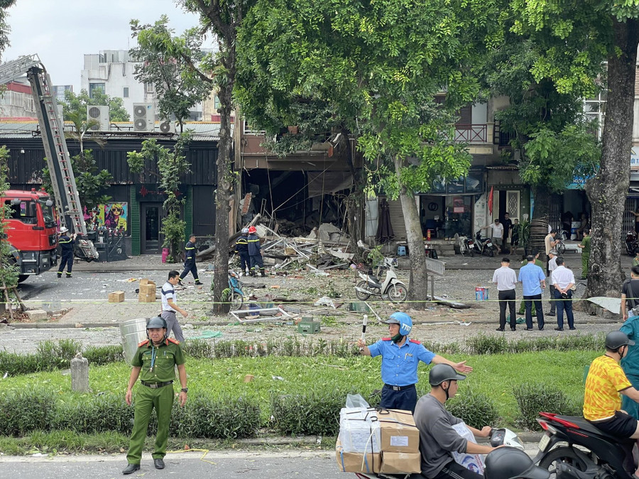 Hiện trường vụ nổ lớn xảy ra tại đường Yên Phụ (Ba Đình, Hà Nội). Ảnh: Khánh Linh. Hiện trường vụ nổ lớn xảy ra tại đường Yên Phụ (Ba Đình, Hà Nội). Ảnh: Khánh Linh.