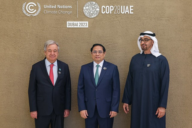 Tổng thống UAE Mohamed bin Zayed Al Nahyan và Tổng Thư ký Liên Hợp Quốc António Guterres đón Thủ tướng Phạm Minh Chính dự Hội nghị Thượng đỉnh hành động khí hậu thế giới trong khuôn khổ Hội nghị các bên tham gia Công ước khung về biến đổi khí hậu lần thứ 28 (COP28) - Ảnh: VGP/Nhật Bắc Tổng thống UAE Mohamed bin Zayed Al Nahyan và Tổng Thư ký Liên Hợp Quốc António Guterres đón Thủ tướng Phạm Minh Chính dự Hội nghị Thượng đỉnh hành động khí hậu thế giới trong khuôn khổ Hội nghị các bên tham gia Công ước khung về biến đổi khí hậu lần thứ 28 (COP28) - Ảnh: VGP/Nhật Bắc