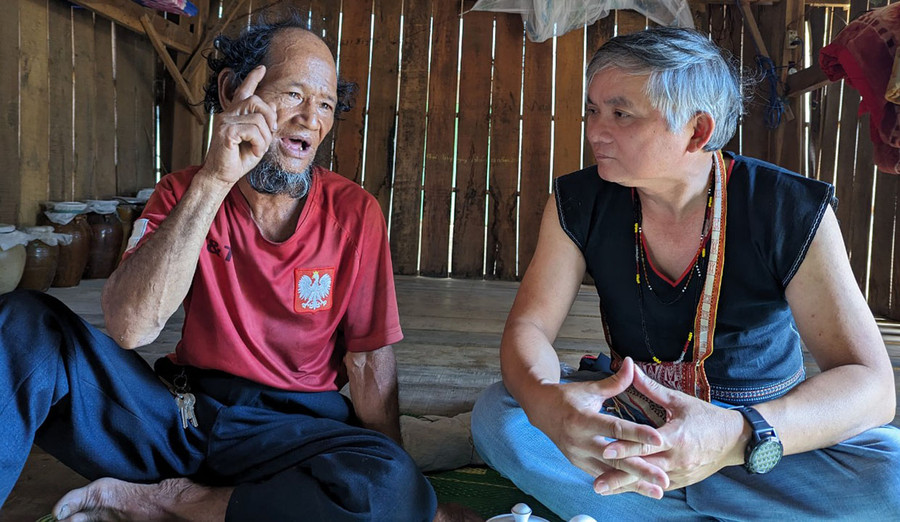 Già làng Hmưnh (bìa trái) say sưa kể về chuyến thăm Hà Nội của mình. Ảnh: Thúy Phương Già làng Hmưnh (bìa trái) say sưa kể về chuyến thăm Hà Nội của mình. Ảnh: Thúy Phương