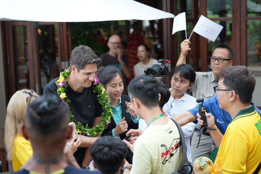 Cầu thủ Edmilson trong vòng vây người hâm mộ. Dàn cầu thủ và huấn luyện viện cũng sẽ tham gia các hoạt động khác như khánh thành Học viện bóng đá Brazil, lễ hội biển, giải bóng đá trẻ quốc tế…