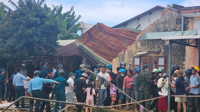 Nhà dân bị hư hỏng sau vụ tai nạn Nhà dân bị hư hỏng sau vụ tai nạn