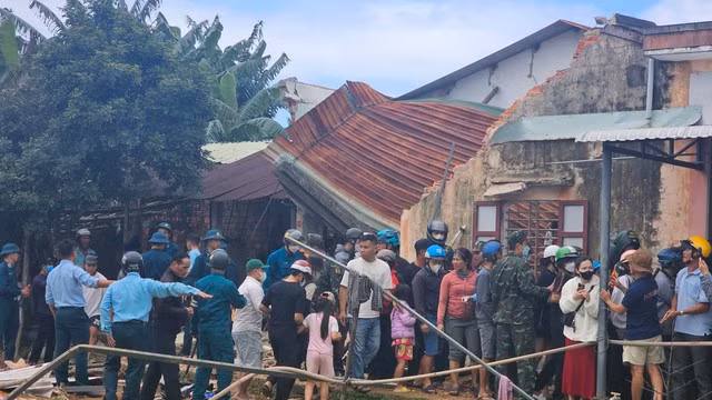 Nhà dân bị hư hỏng sau vụ tai nạn