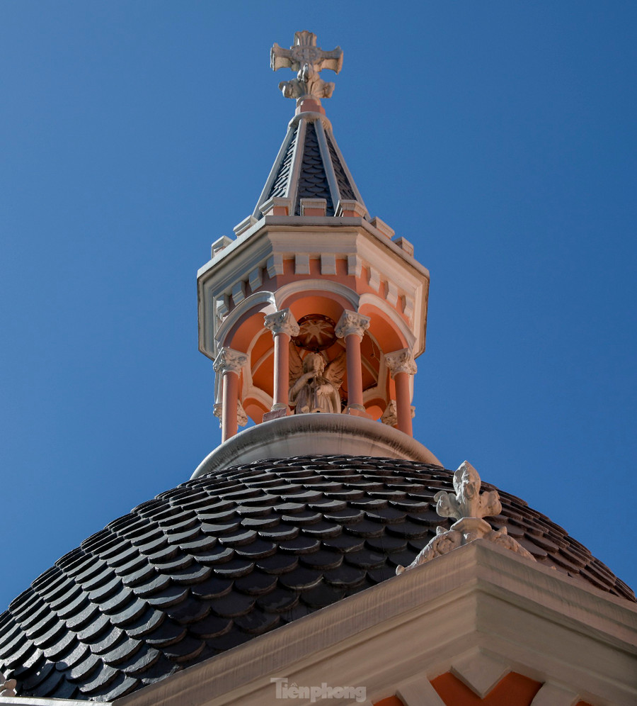 Từ xa, du khách có thể nhìn thấy cây thánh giá cao 3 mét trên đỉnh ngọn tháp chính, bên trong có 5 quả chuông nặng khoảng 5,5 tấn. Hai tháp phụ ở hai bên có nhiều cửa sổ đón nắng, được chạm khắc tinh xảo, tỉ mỉ đến từng chi tiết.