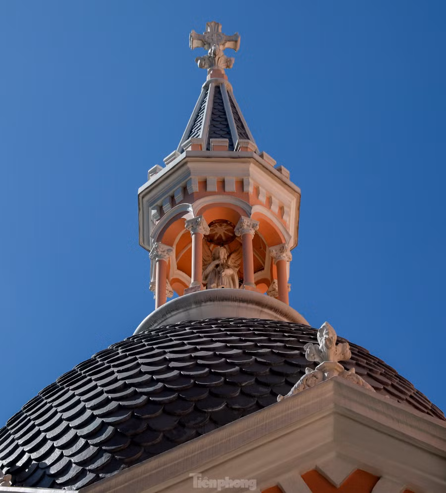 Từ xa, du khách có thể nhìn thấy cây thánh giá cao 3 mét trên đỉnh ngọn tháp chính, bên trong có 5 quả chuông nặng khoảng 5,5 tấn. Hai tháp phụ ở hai bên có nhiều cửa sổ đón nắng, được chạm khắc tinh xảo, tỉ mỉ đến từng chi tiết.