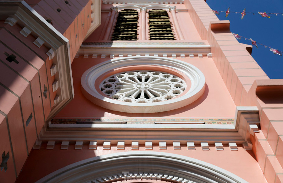 Mang phong cách Gothic kết hợp Roman, pha chút Baroque ở những nét trang trí, nhà thờ Tân Định toát lên vẻ đẹp cổ điển của phương Tây và nét hiện đại, trẻ trung từ chính tông màu hồng và trắng.