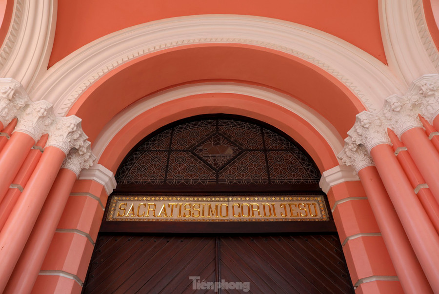 Màu hồng chính là điểm nhấn độc đáo, bắt mắt và đặc trưng riêng của nhà thờ Tân Định so với những nhà thờ khác tại Việt Nam. Người dân tại TPHCM cũng thường gọi là &quot;nhà thờ màu hồng&quot;.