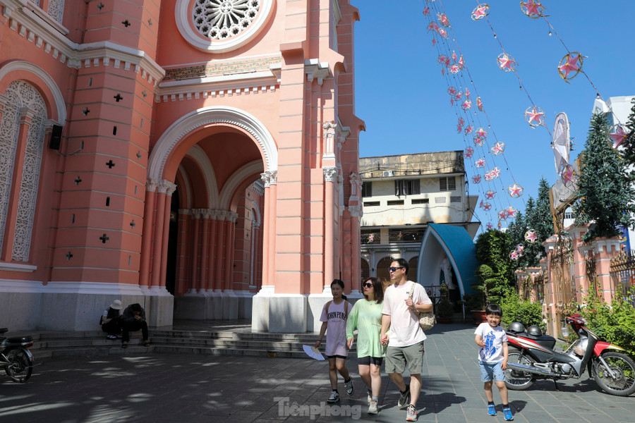 Đến mức cứ mỗi dịp lễ lớn như Giáng sinh, Phục sinh, Tết Nguyên đán, người dân háo hức ghé xem nhà thờ được trang trí như thế nào, khác gì với năm ngoái, buổi tối lên đèn có lung linh, rực rỡ không.