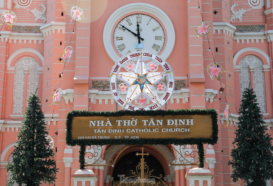 Nhà thờ Tân Định được xây dựng từ năm 1870 và hoàn thành sau 6 năm dưới sự giám sát của cha Donatien Esveillard. Cùng với nhà thờ Đức Bà, Tân Định là một trong 2 nhà thờ lâu đời nhất ở TPHCM.