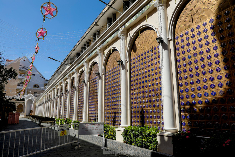 Khuôn viên xung quanh nhà thờ Tân Định, có nhiều tác phẩm nghệ thuật đáng chú ý, bao gồm các bức tranh, tượng thánh, và những tác phẩm điêu khắc cực kỳ tinh xảo. Các tác phẩm này thể hiện sự tài năng và sự sáng tạo của các nghệ nhân địa phương và nước ngoài.