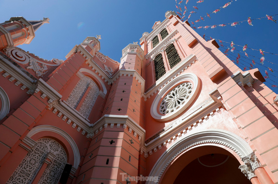 Nhà thờ Tân Định được ví như một công trình cổ kính màu hồng biểu trưng cho tôn giáo, và ngọt ngào, xinh đẹp như một chiếc bánh kem.