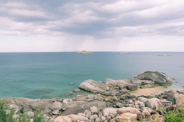 Mũi Vi Rồng thuộc thôn Tân Phụng, xã Mỹ Thọ, huyện Phù Mỹ, nằm cách cách thành phố Quy Nhơn, tỉnh Bình Định khoảng 70 km về phía Bắc. Ảnh: Viên Diệu Phát. Mũi Vi Rồng thuộc thôn Tân Phụng, xã Mỹ Thọ, huyện Phù Mỹ, nằm cách cách thành phố Quy Nhơn, tỉnh Bình Định khoảng 70 km về phía Bắc. Ảnh: Viên Diệu Phát.