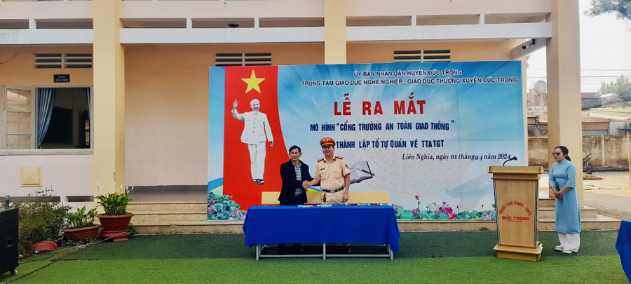 Lãnh đạo Trung tâm Giáo dục nghề nghiệp - Giáo dục thường xuyên huyện Đức Trọng và đại diện Công an huyện Đức Trọng ký giao ước thực hiện mô hình “Cổng trường an toàn giao thông” Lãnh đạo Trung tâm Giáo dục nghề nghiệp - Giáo dục thường xuyên huyện Đức Trọng và đại diện Công an huyện Đức Trọng ký giao ước thực hiện mô hình “Cổng trường an toàn giao thông”