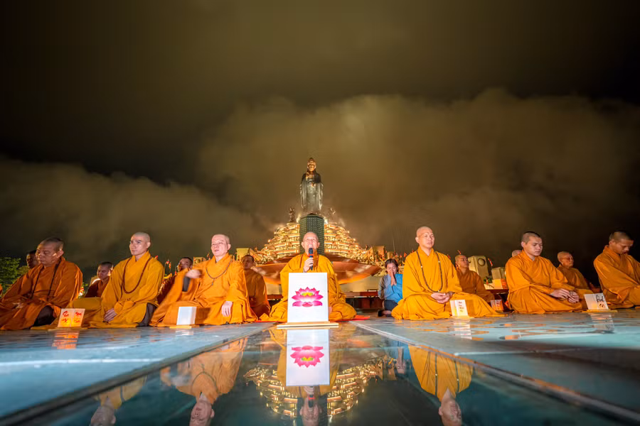 Ngắm mây bao quanh tượng Phật Bà Tây Bổ Đà Sơn và sà xuống quảng trường rộng lớn quanh trụ kinh Bát Nhã trong đêm dâng đăng là một trải nghiệm độc nhất vô nhị tại núi Bà. Ảnh: NGUYỄN MINH TÚ