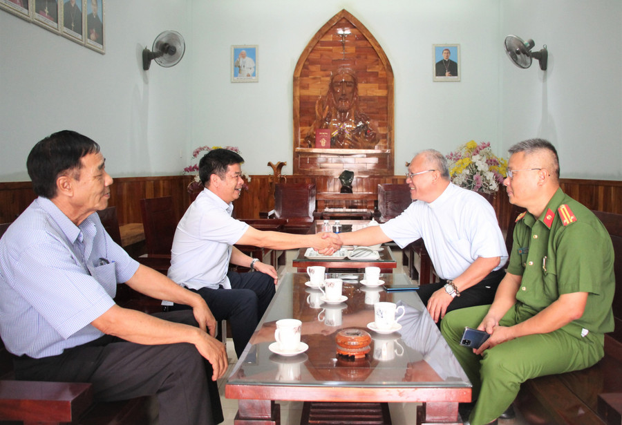 Linh mục chánh xứ Phạm Thế Truyền (thứ hai từ phải sang) trao đổi tình hình sinh hoạt tôn giáo trên địa bàn với lãnh đạo xã Hòa Hiệp, huyện Cư Kuin. Linh mục chánh xứ Phạm Thế Truyền (thứ hai từ phải sang) trao đổi tình hình sinh hoạt tôn giáo trên địa bàn với lãnh đạo xã Hòa Hiệp, huyện Cư Kuin.