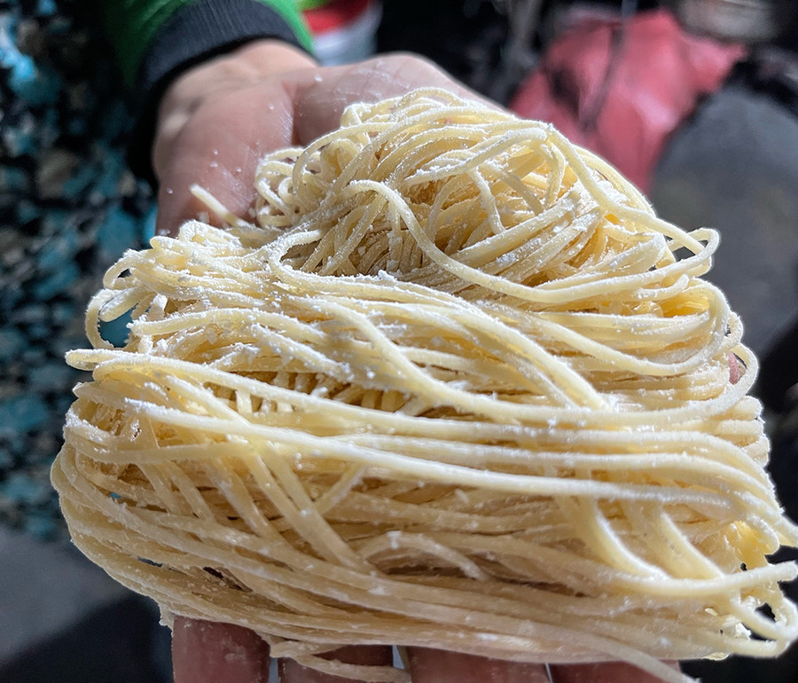 Sợi mì được làm từ bột mì và trứng gà tươi. Ảnh: Hoàng Ngọc