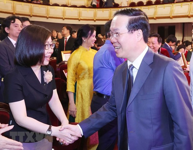 Chủ tịch nước Võ Văn Thưởng với đại biểu tham dự buổi lễ. (Ảnh: Thống Nhất/TTXVN) Chủ tịch nước Võ Văn Thưởng với đại biểu tham dự buổi lễ. (Ảnh: Thống Nhất/TTXVN)