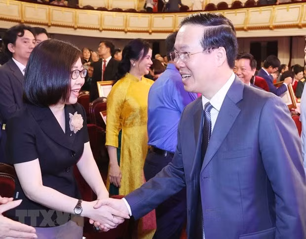 Chủ tịch nước Võ Văn Thưởng với đại biểu tham dự buổi lễ. (Ảnh: Thống Nhất/TTXVN)