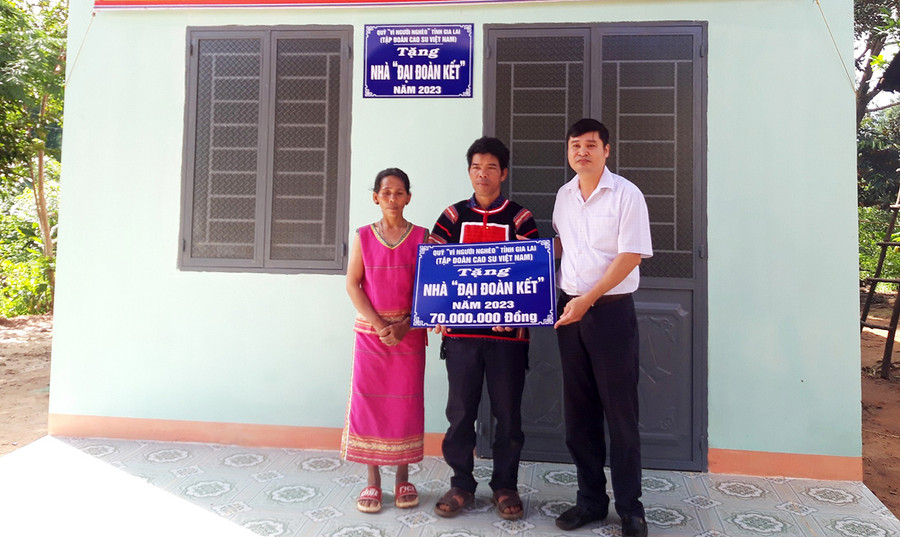 Những căn nhà “Đại đoàn kết” giúp các hộ nghèo có nơi ở ổn định, từng bước vươn lên trong cuộc sống. Ảnh: H.P Những căn nhà “Đại đoàn kết” giúp các hộ nghèo có nơi ở ổn định, từng bước vươn lên trong cuộc sống. Ảnh: H.P