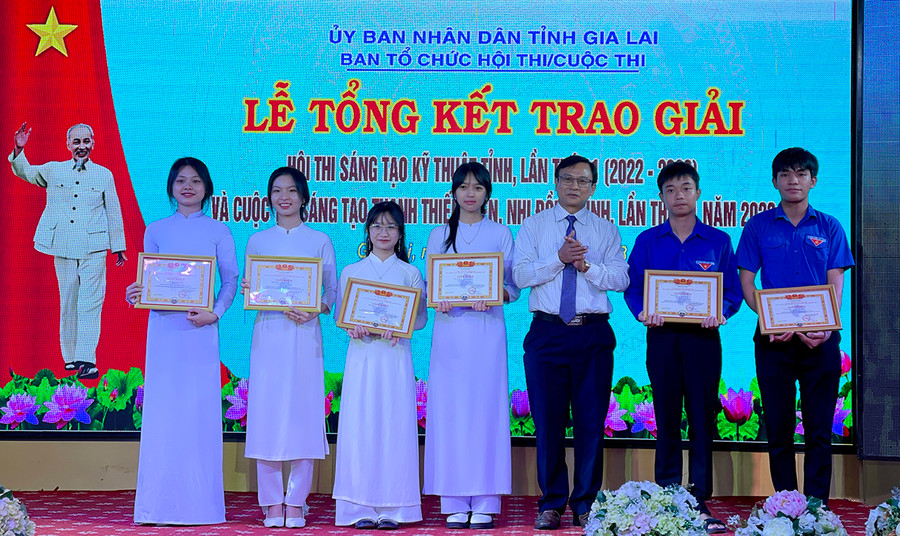 Trao giải nhất Cuộc thi Sáng tạo thanh-thiếu niên, nhi đồng tỉnh lần thứ 11-2023 cho các tác giả, nhóm tác giả. Ảnh: M.K