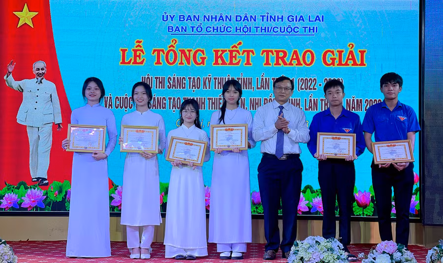 Trao giải nhất Cuộc thi Sáng tạo thanh-thiếu niên, nhi đồng tỉnh lần thứ 11-2023 cho các tác giả, nhóm tác giả. Ảnh: M.K Trao giải nhất Cuộc thi Sáng tạo thanh-thiếu niên, nhi đồng tỉnh lần thứ 11-2023 cho các tác giả, nhóm tác giả. Ảnh: M.K