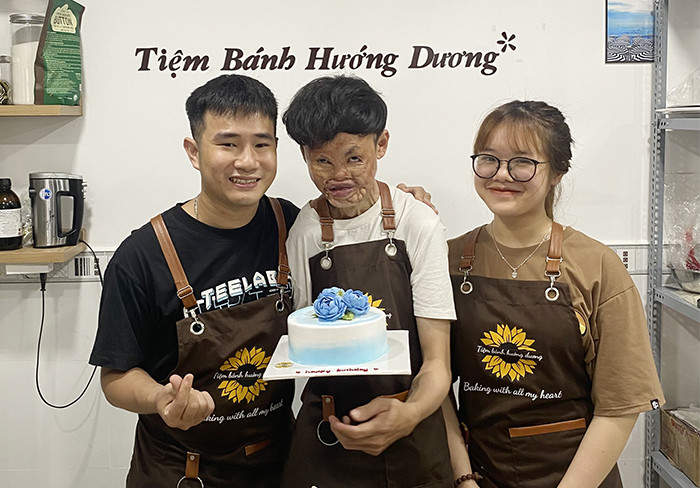 Bộ ba làm bánh của tiệm Hướng Dương. Bộ ba làm bánh của tiệm Hướng Dương.