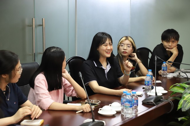 Nguyễn Ngọc Thùy Linh góp ý kiến tại buổi trao đổi Nguyễn Ngọc Thùy Linh góp ý kiến tại buổi trao đổi