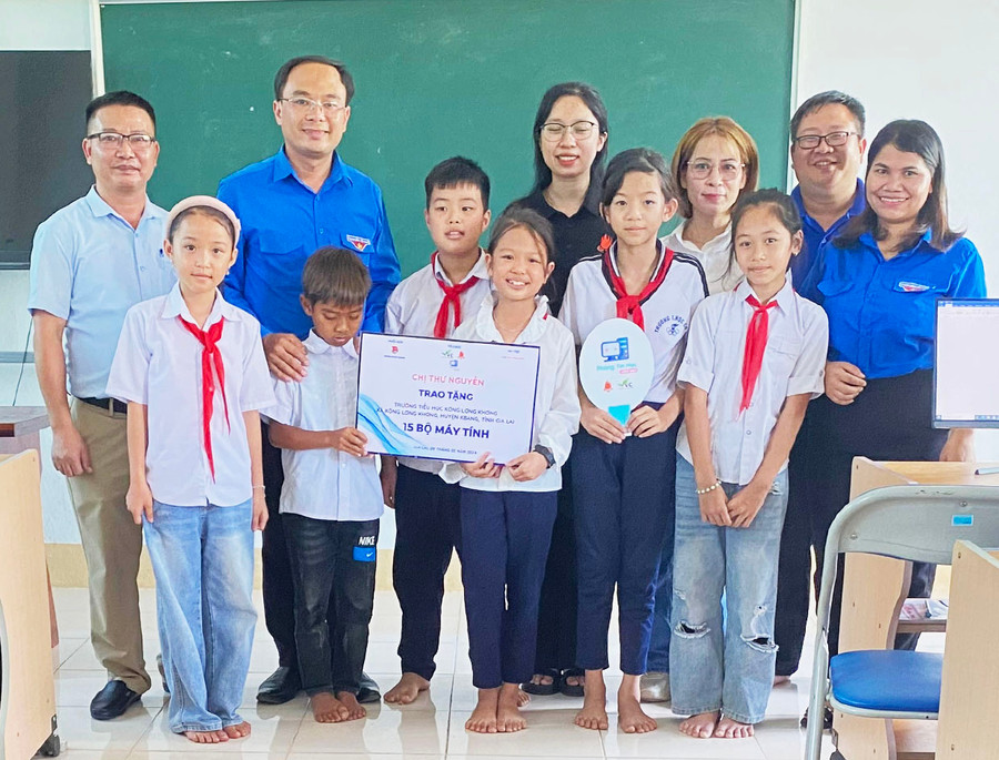 Trao phòng tin học tại Trường Tiểu học Kong Lơng Khơng, huyện Kbang. Ảnh: Hà Đức Thành Trao phòng tin học tại Trường Tiểu học Kong Lơng Khơng, huyện Kbang. Ảnh: Hà Đức Thành