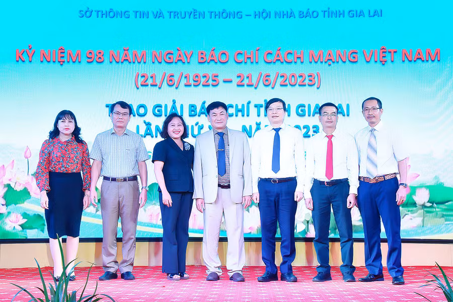 Các đồng chí lãnh đạo tỉnh chụp hình lưu niệm với Thường trực Hội Nhà báo tỉnh. Ảnh: Đức Thụy