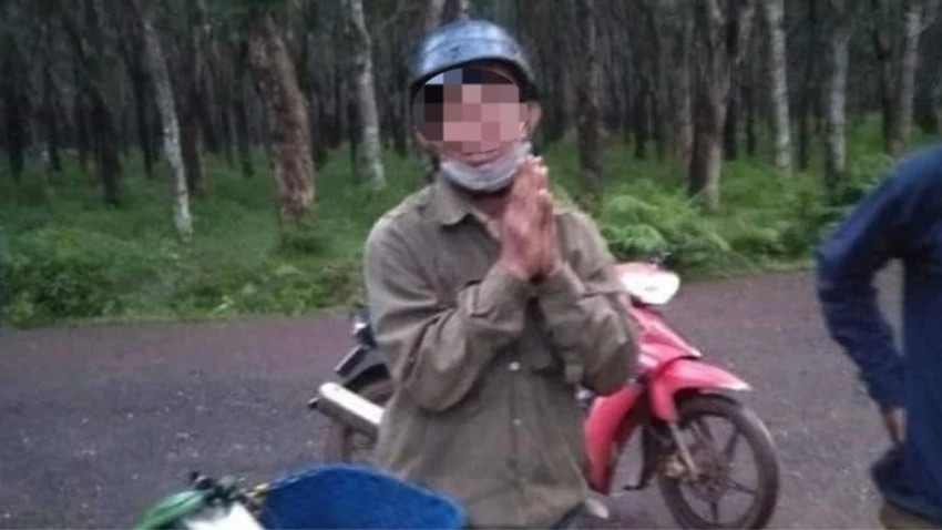 Ông Hiển chấp tay van xin người dân đừng trình báo công an. Ảnh: TD Ông Hiển chấp tay van xin người dân đừng trình báo công an. Ảnh: TD