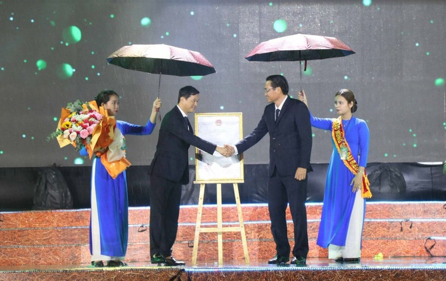 Lãnh đạo Cục Sở hữu Trí tuệ (Bộ Khoa học và Công nghệ) trao Giấy chứng nhận đăng ký chỉ dẫn địa lý “Trà Vinh” với sản phẩm “quả dừa sáp” cho lãnh đạo Ủy ban Nhân dân tỉnh Trà Vinh. (Ảnh: Thanh Hòa-TTXVN) Lãnh đạo Cục Sở hữu Trí tuệ (Bộ Khoa học và Công nghệ) trao Giấy chứng nhận đăng ký chỉ dẫn địa lý “Trà Vinh” với sản phẩm “quả dừa sáp” cho lãnh đạo Ủy ban Nhân dân tỉnh Trà Vinh. (Ảnh: Thanh Hòa-TTXVN)