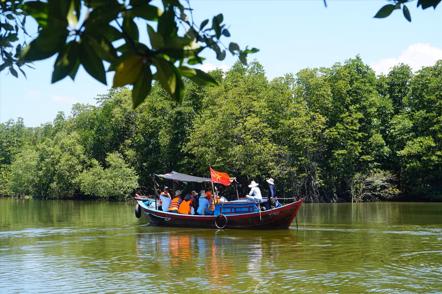 Du khách khám phá khu sinh thái Cồn Chim. Ảnh: Thanh Chân