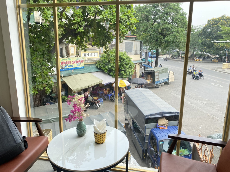 Khi bước vào quán, bạn sẽ bất ngờ với một không gian rộng rãi, thoáng đãng, sạch sẽ với những góc view mãn nhãn. Khi bước vào quán, bạn sẽ bất ngờ với một không gian rộng rãi, thoáng đãng, sạch sẽ với những góc view mãn nhãn.