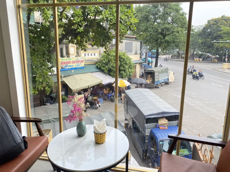 Khi bước vào quán, bạn sẽ bất ngờ với một không gian rộng rãi, thoáng đãng, sạch sẽ với những góc view mãn nhãn.