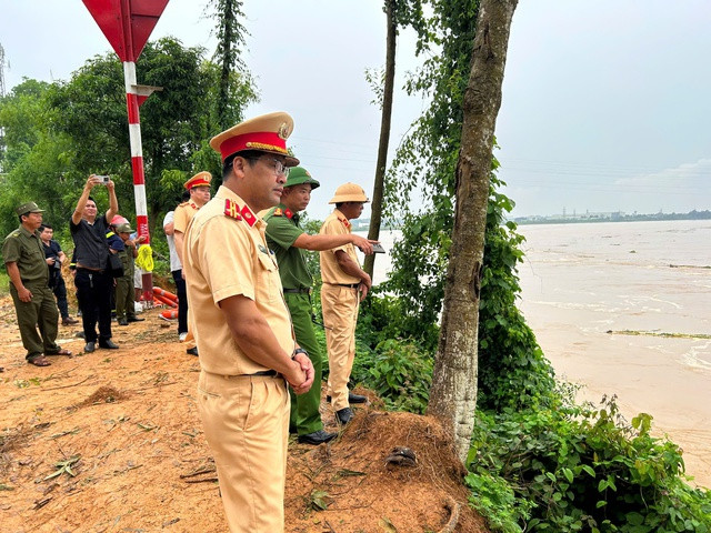 Lực lượng chức năng khảo sát hiện trường để tìm phương án cứu nạn, cứu hộ Lực lượng chức năng khảo sát hiện trường để tìm phương án cứu nạn, cứu hộ