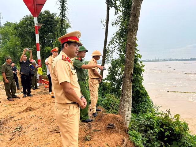 Lực lượng chức năng khảo sát hiện trường để tìm phương án cứu nạn, cứu hộ