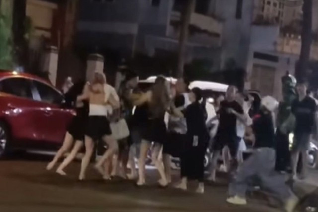 Nhóm cô gái lao vào đánh nhau gây náo loạn đường phố.