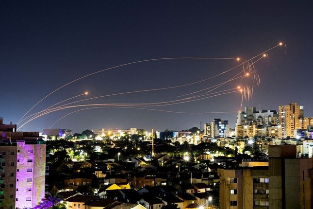Hệ thống Vòm Sắt chặn rocket phóng từ Dải Gaza nhằm vào Israel hôm 1/12. Ảnh: Reuters Hệ thống Vòm Sắt chặn rocket phóng từ Dải Gaza nhằm vào Israel hôm 1/12. Ảnh: Reuters