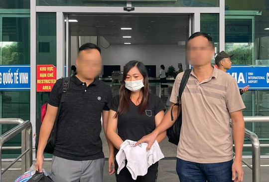 “Nữ quái” thay tên đổi họ, trốn lệnh truy nã 20 năm - Ảnh 1. Cơ quan chức năng di lý Lữ Thị Hương từ Bình Dương về Nghệ An. Ảnh: Công an cung cấp