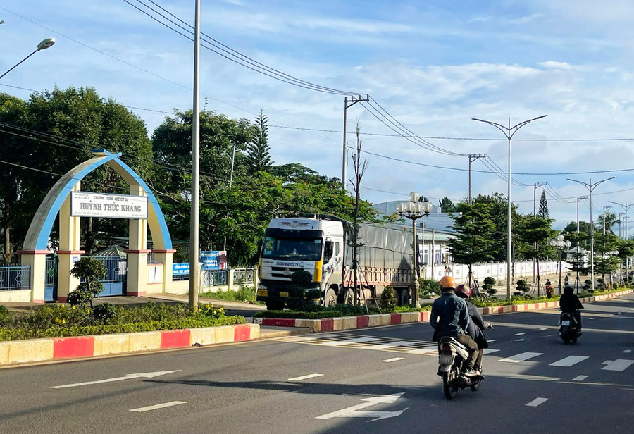 Xe tải có trọng tải lớn không thực hiện quy định phân luồng sẽ bị xử lý nghiêm. Ảnh: H.V Xe tải có trọng tải lớn không thực hiện quy định phân luồng sẽ bị xử lý nghiêm. Ảnh: H.V