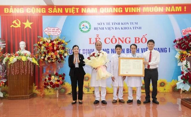 Ban giám đốc Bệnh viện đa khoa tỉnh Kon Tum nhận quyết định công nhận đạt bệnh viện hạng 1