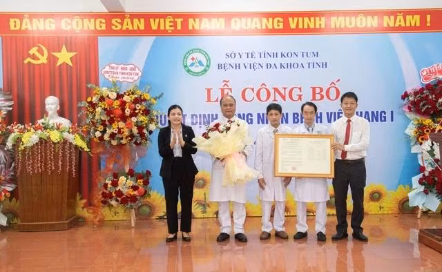 Ban giám đốc Bệnh viện đa khoa tỉnh Kon Tum nhận quyết định công nhận đạt bệnh viện hạng 1