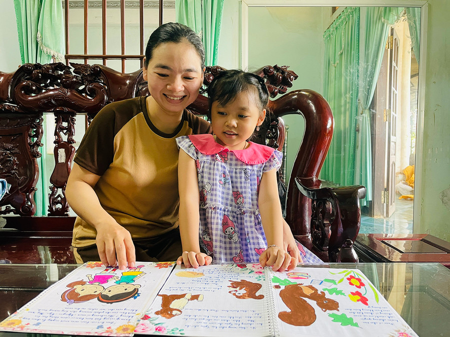 Em Vũ Nguyễn Phương Chi và mẹ-người khơi dậy trong em tình yêu với sách. Ảnh: L.N