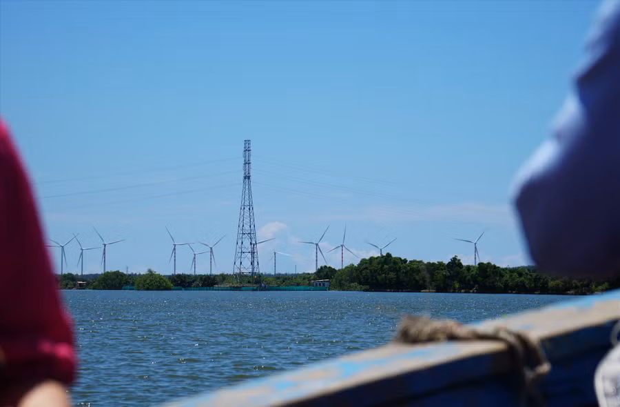 Có dịp xuôi thuyền trên đầm Thị Nại, du khách sẽ được hòa mình vào bầu không khí trong lành cùng với cảnh sắc thiên nhiên hoang sơ nơi đây.