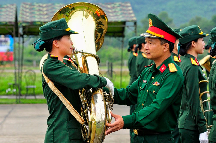 Giáo viên huấn luyện chỉnh sửa từng động tác. Ảnh: HỮU TÂN