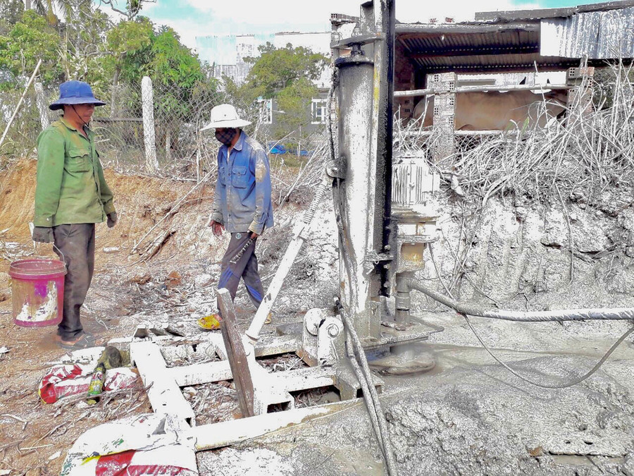 Qua rà soát trên địa bàn xã có 5 giếng khoan của người dân để vừa lấy nước sinh hoạt vừa lấy nước cho việc tưới cây cà phê. Ảnh: L.N